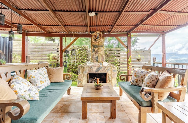 Romantic rustic cabin with fireplace at 5 Thousand feet altitude, Pet Friendly