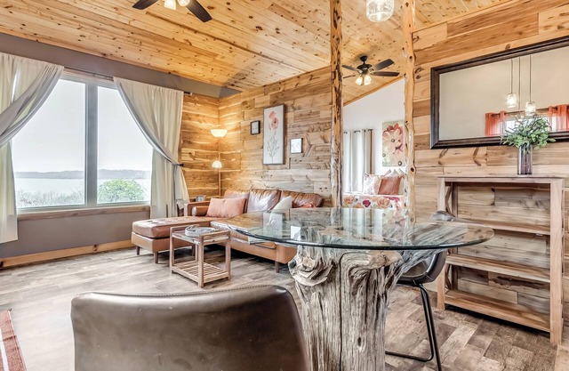 Romantic Rustic Getaway! Elevated Treehouse w/Jacuzzi Tub. Rest, Relax, Repeat!