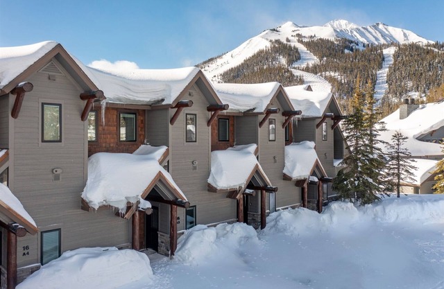 Romantic Saddle Ridge- Ski-in/out w/2 King Suites, 2 Fireplaces, Hot Tub, Views