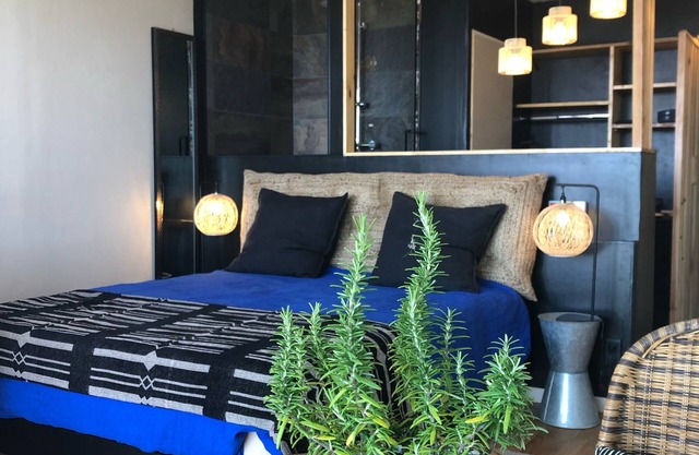 Romantic suite with whirlpool bath, breathtaking view of La Cité, breakfasts