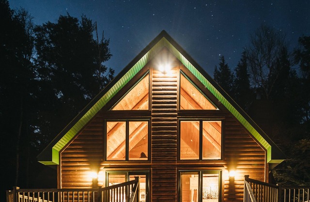 Romantic Upscale Cabin on Rustic Lake, A/C! 25 miles to Pic Rocks!