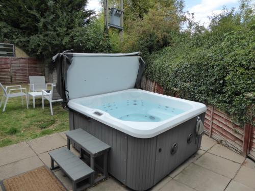Romeo Cottage - Sleeps 4 - Open Plan Barn - Private Hot Tub & Garden