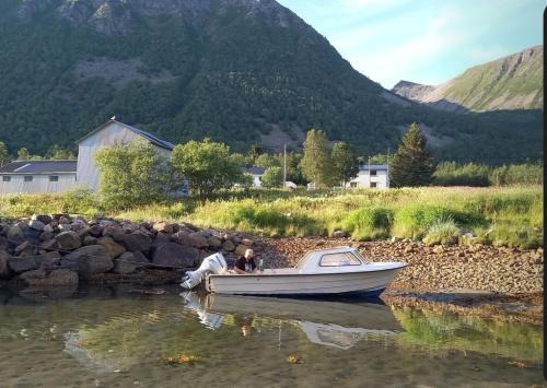 Romslig ferieleilighet nær sjøen Medby Senja