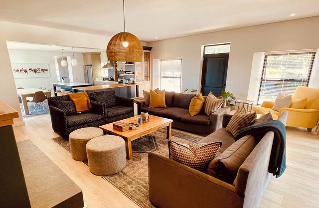 Rondebos Retreat: Tranquil 4-Bedroom Farmhouse with Coastal Views & WiFi