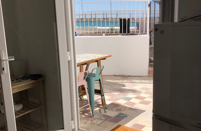 Ronnies Beach House, nice 2 bedroom house with a big rooftop with great seaview