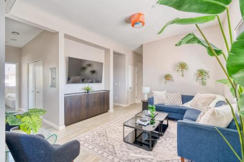 Roof Deck & Food Pods- Hawthorne Penthouse Retreat