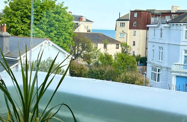 Roof Terrace Beach at end of road, Private Parking