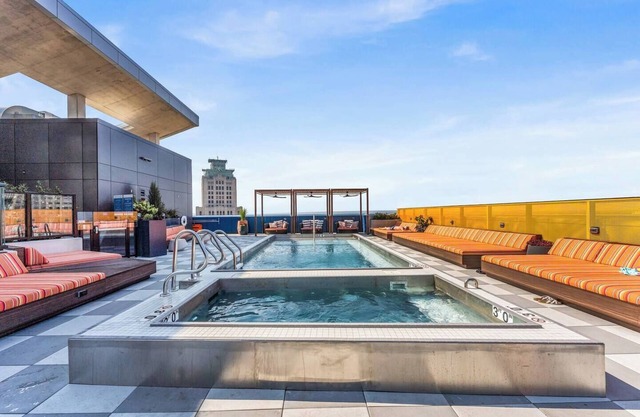 Rooftop Pool & Hot Tub, Prime Downtown CLE 1BR + Skyline Views of the 216