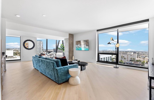 Rooftop Pool Modern 2BR/2BA Gym, Panoramic Views