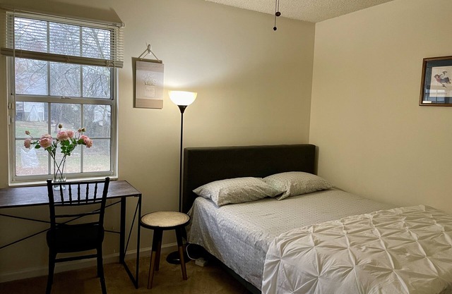 Room 1- Quiet private room close to Airport and Lake