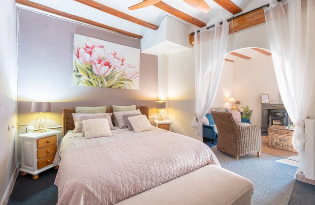 Room '2A' with Shared Pool, Private Garden and Wi-Fi