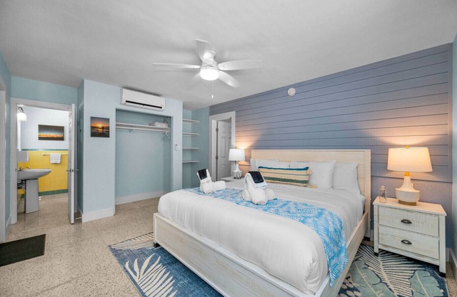 Room 5 · Courtyard Poolside Suite, Beach Adjacent