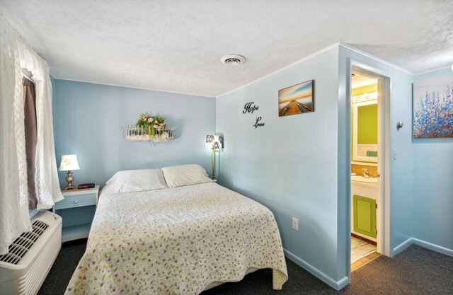 Room 7- Sunset Acres Motel
