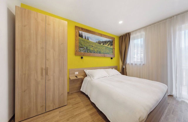 Room 'Camera K Giallo' with Lake View, Shared Terrace and Wi-Fi
