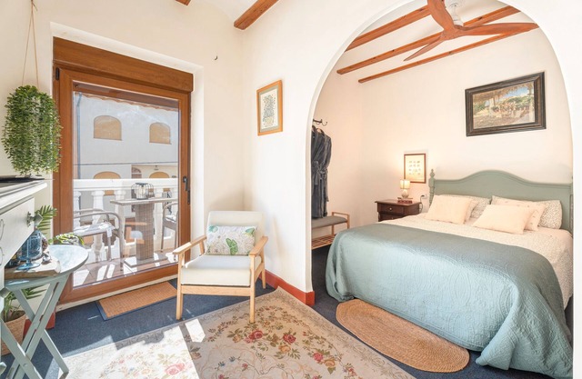 Room 'Habitacion 1A' with Shared Pool, Private Garden and Wi-Fi