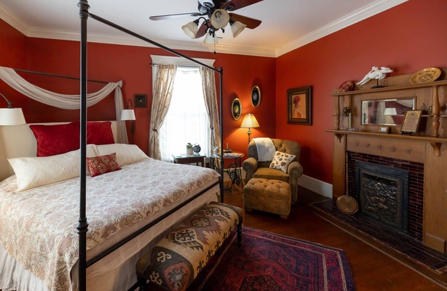 Room in a beautiful historic home near scenic downtown and waterfront