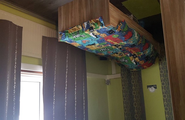 Room reads a person close to BRUSSELS/NAMUR/WALIBI family home