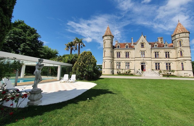 ROOMS, Bordeaux region, wine route, baths, cures.