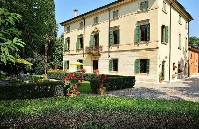 Rooms in 19th century villa in Valpolicella