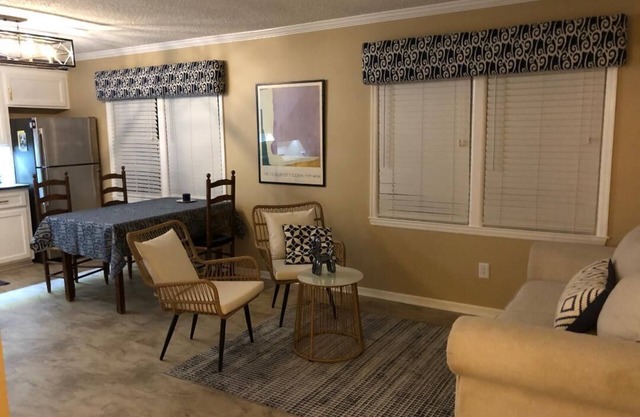 ROOMY APARTMENT IN QUIET NEIGHBORHOOD CLOSE TO EVERYTHING!