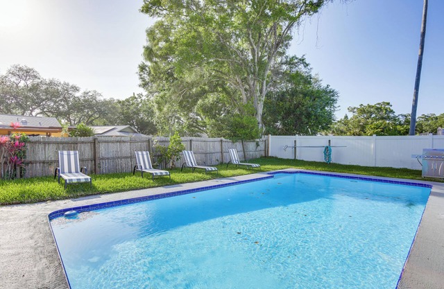 Roomy Largo Home w/Screened Patio & Private Pool!