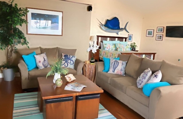 Roomy, Quaint, Studio Loft w/Bay View - Central SD Location