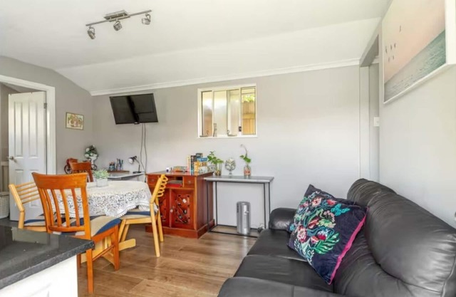Roomy rosegarden flat in Roselands