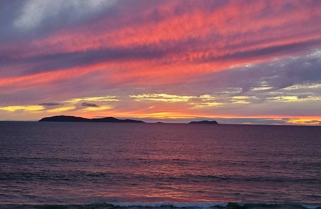 Rosarito Beach Bunkhouse: King Bed, Wi-Fi, TV, Surf, Sleeps 5+