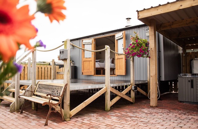 Rose - a shepherds hut that sleeps 2 guests in 1 bedroom