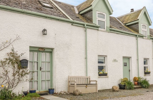 ROSE COTTAGE, family friendly, with open fire in Strachur