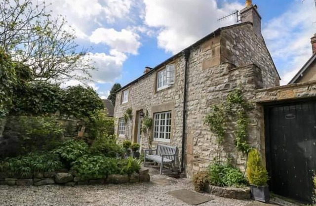 ROSE COTTAGE, pet friendly, with open fire in Ashford-In-The-Water