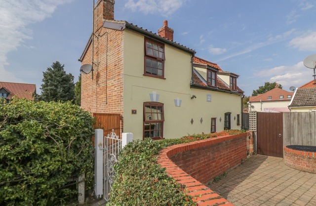 ROSE COTTAGE, pet friendly, with a garden in Felixstowe, Suffolk
