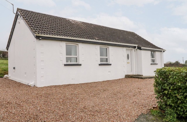 ROSE COTTAGE, pet friendly, with a garden in Omagh