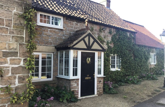 ROSE COTTAGE, romantic, with hot tub in Kirkby-In-Ashfield