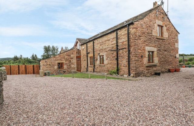 ROSE HIPS BARN, pet friendly, with a garden in Wheelton