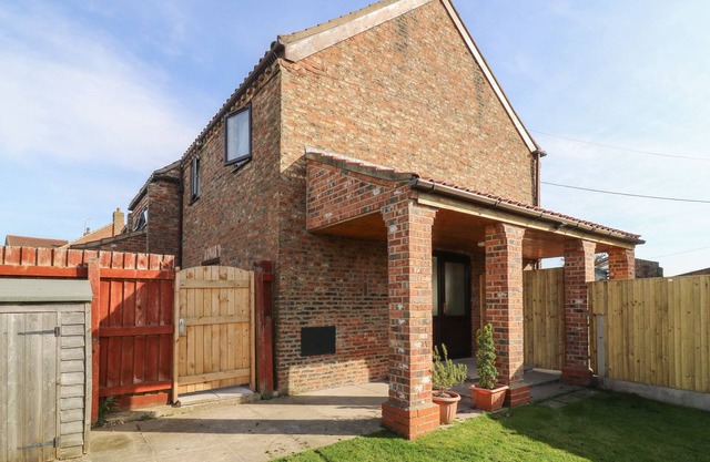 ROSE, pet friendly, character holiday cottage in Barlby