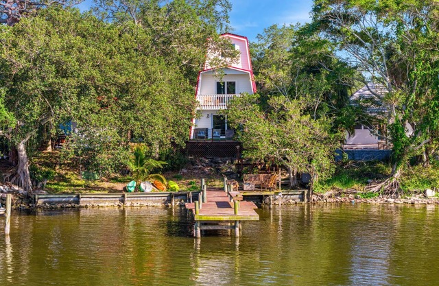 Rose's Riverside Chalet - 4BR Waterfront Escape - 4BR Waterfront Escape with Kayaks!