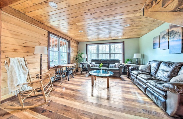 'Rose Valley House': Yard, Deck + Game Room!