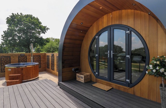 ROSELEA LUXURY POD LODGE, with hot tub in Llanddarog