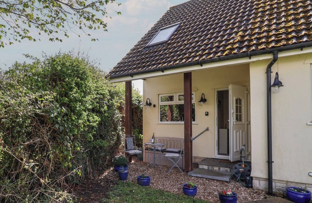 ROSEMARIE ANNEXE, country holiday cottage, with a garden in Axminster