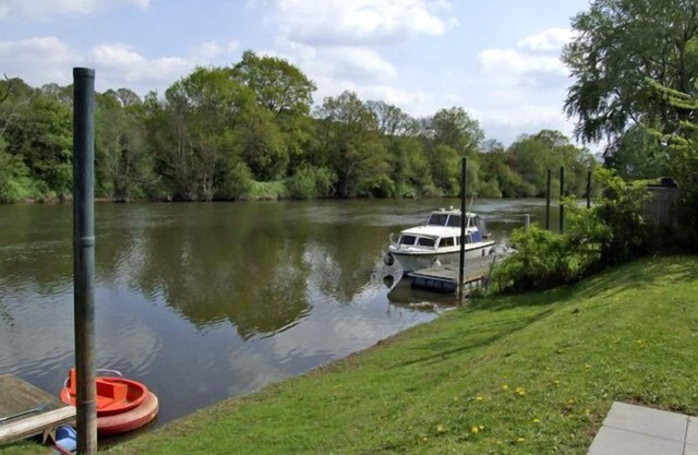 ROSEWATERS COTTAGE, pet friendly, with a garden in Astley Burf