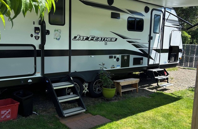 Rosie Lea the RV nBackyard coziness close to downtown CanbynPet friendly