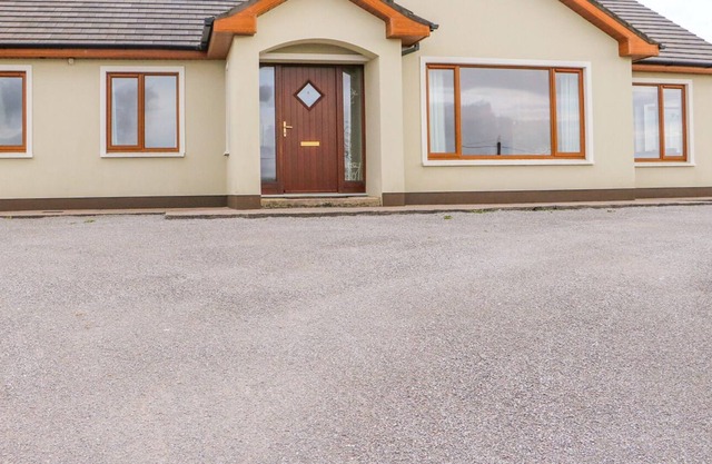 ROSSANEAN, family friendly in Farranfore, County Kerry