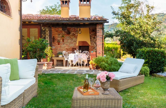 ROSYABATE COTTAGE with Private Garden and views between Lucca and Pistoia
