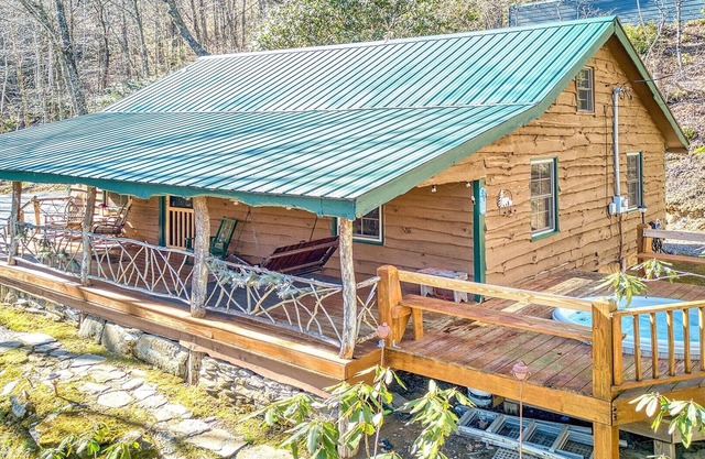 Roughin' it - Secluded, Rustic 2 Bedroom/1 Bath Mountain Cabin with Hot Tub