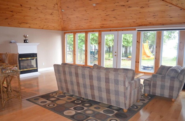 Round Lake Hideaway - Havelock, Ontario, Canada