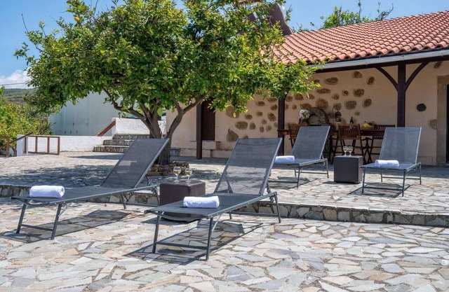Roupes Stone House in Roupes