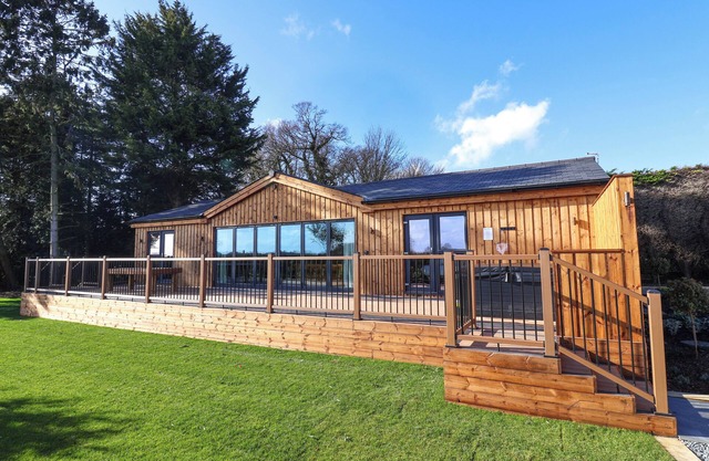 ROUTHORPE LODGE, family friendly, with hot tub in Great Driffield