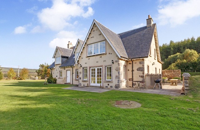 ROWAN HOUSE, pet friendly, luxury holiday cottage in Bonar Bridge