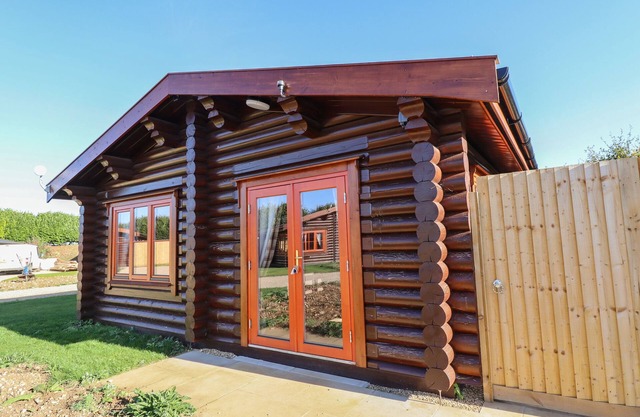 ROWAN LODGE, family friendly, with pool in Greetham, Rutland